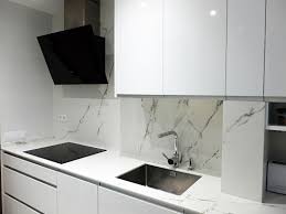 Tenemos 30 cocinas blancas que te encantarán. Reforma De Cocina Blanca Con Encimera Dekton