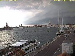 Dalle prime ore di domani sono attese precipitazioni sparse, anche a carattere di rovescio o temporale, su piemonte e lombardia, in estensione a veneto e friuli venezia giulia, in particolar modo. Ultim Ora Maltempo In Veneto Tempesta Di Grandine Su Venezia E Provincia Foto