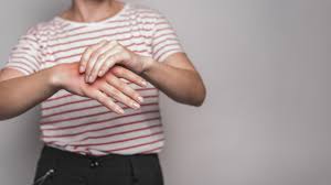Sekiranya kita mengikuti diet yang sihat dan seimbang dan kita juga bimbang tentang menjalani gaya hidup yang sihat kita cenderung untuk menjaga kesihatan kita, oleh itu adalah perkara biasa bagi kita untuk jatuh sakit dan di atas semua kita. 20 Manfaat Daun Seledri Untuk Kecantikan Kesehatan Plu