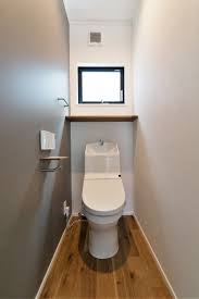 グレーのクロス使いがおしゃれなトイレの建築実例 トイレ おしゃれ トイレのデザイン シンプル トイレ
