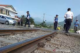 Kalau dulu gear 3 dan gear 4, hari ini guna gear 4 terus naik. Bupati Garut Ajukan Nama Gunung Untuk Kereta Cibatu Garut Antara News