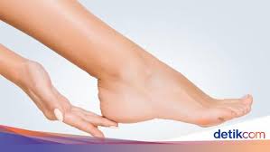 Ia melibatkan keradangan tisu tebal yang melintasi bahagian bawah kaki anda dan menghubungkan tulang tumit anda ke jari kaki (plantar fascia). 7 Penyebab Tumit Sakit Yang Harus Diketahui