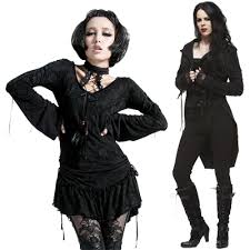 Coupe classique pour ce pantalon noir look cuir de belle qualité, bouton de braguette en étain vieilli décoré d'une rose, 2 poches à l'avant et 2 à l'arrière tissu fin et souple très agréable à porter, doublure intérieure en tissu pour plus de confort la coupe. Boutique Gothique Romantique Gothyka Vetements Gothiques Bijoux Gothiques Accessoires Gothiques Decorations Gothiques Figurines Gothiques