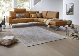 Senffarbene Polster Sind Auch In Der Mobelwelt Im Trend Und Setzen Tolle Akzente Sofa Senfgelb Wohnzimmer Interiordesign Wohnzimmer Haus Wohnzimmer Wohnen