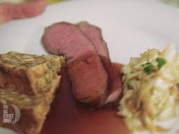 Das Perfekte Dinner Rezepte Roastbeef An Portweinsauce Mit Brezenguglhupf Und Gebratenem Spitzkohlsalat Portweinsauce Spitzkohlsalat Roastbeef
