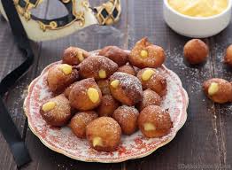 Le frittelle di carnevale sono sfiziose non solo grazie al morbido ripieno di crema di ricotta santa lucia, ma anche perché saranno personalizzate con le più belle e le più simpatiche mascherine di carnevale. Frittelle Di Carnevale Ripiene Di Crema Dulcisss In Forno