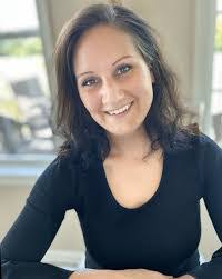 Ashley Simmers's Instagram, Twitter & Facebook