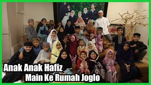 Saat sang ibunda menjelaskan kemampuan istimewa naja dalam menghafal alquran, sang pemandu acara, irfan hakim pun mengajak juri, nabila abdul rahim bayan untuk membacakan salah satu ayat yang harus ditebak naja. Anak Anak Hafiz Main Ke Rumah Joglo Youtube