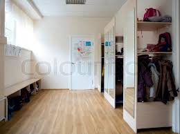 Kleine garderobe garderobe flur garderobe schrank blaue bilder garderoben eingangsbereich offener kleiderschrank. Die Schule Garderobe Stock Bild Colourbox