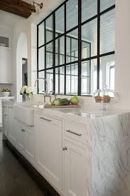 Nos caissons de cuisine rendront votre cuisine plus pratique et fonctionnelle tout en s'adaptant facilement à votre style, vous pouvez également les utiliser pour d'autres pièce que la cuisine. Belle Transition Cuisine Dispose D Un Blanc Et De Marbre Gris Cascade De Comptoir Blanc Shaker Waterfall Countertop White Shaker Cabinets Transitional Kitchen