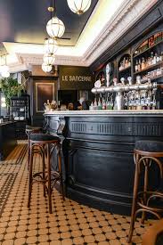 La Decoration De La Brasserie Le Sancerre De Paris Dans Le Quartier De Montmartre A Ete R Design Bar Restaurant Decoration Bistrot Design Interieur Restaurant