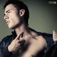 PONTE PERFUME AUNQUE NO SALGAS DE CASA. Según los sicólogos el perfumarnos  a diario como lo hacíamos antes de la cuarentena nos ayudará a mantener un  mejor estado de ánimo, ser más