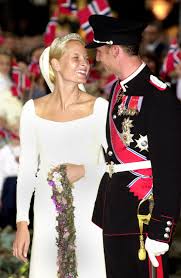 En verano de 2003 se dio a conocer la noticia que la princesa estaba embarazada. Prince Haakon And Mette Marit Tjessem Hoiby The Bride Mette Marit The Most Stunning Royal Weddings From Around The World Popsugar Middle East Celebrity And Entertainment Photo 68