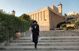 وزارة الأوقاف نحذر بشدة من اقتحام فرق هندسية إسرائيلية سطح المسجد الإبراهيمي في الخليل بحماية جنود الاحتلال وإجراءها مسحا وتصويرا لجدران المسجد والساحات