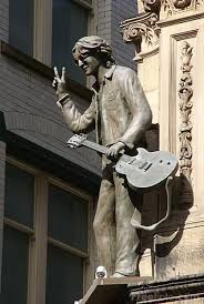 Statue Of Beatle John Lennon Outside Th Hard Day S Night Hotel In Liverpool England Statue John Lennon Beatles John Lennon