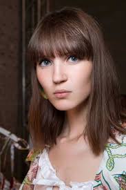 Coupe et coiffure 2018 femme , 30+ top styles à porter ce printemps,été ! Coiffure Cheveux Mi Longs Avec Frange Automne Hiver 2018 Cheveux Mi Longs Nos Idees De Coiffures Tendances Elle