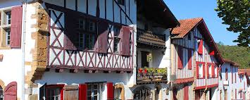 Facades De La Bastide Clairence Labellisee Plus Beaux Villages De France Pays Basque Beaux Villages Village Francais