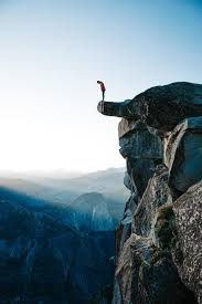 E ainda me empurrou do penhasco. Homem Parado No Penhasco Com Vista Para O Yosemite 1237525 Foto De Stock No Vecteezy