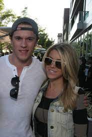 The couple spent three years together until 19 september 2018, when toews proposed to his sweetheart near the theodore roosevelt memorial park. Jonathan Toews 2021 Girlfriend Net Worth Tattoos Smoking Body Facts Taddlr