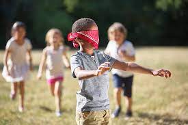 Se le tapa los ojos a un niño o niña para que sea la gallinita ciega. Juegos Para El Aislamiento La Gallinita Ciega Juegos Tradicionales Cope