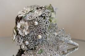 Une façon tout à fait originale, qui me permet de proposer une autre facette de l'art floral traditionnel et de faire de mes. Couture Jewelry Bouquet Jeweled Bouquet Couture Jewelry Bouquets