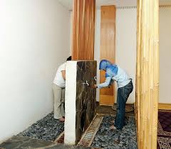 Rumah dengan taman minimalis di dekat dining room bisa dimanfaatkan sebagai area tambahan untuk membangun tempat wudhu dengan konsep semi outdoor yang menggunakan atap transparan. Bagaimana Merancang Tempat Wudhu Yang Nyaman Dan Terhindar Dari Kotor Semua Halaman Idea