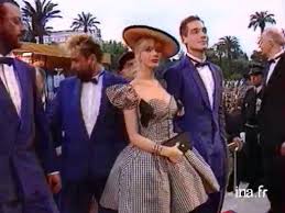 En devenant l'héroïne du grand bleu, rosanna arquette a vécu un tournage de rêve. Festival De Cannes Montee Des Marches De L Equipe Du Grand Bleu