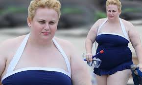 Rebel wilson is having fun in the sun. Rebel Wilson Slips Into Frilly Blue Swimsuit In Hawaii Daily Mail Online