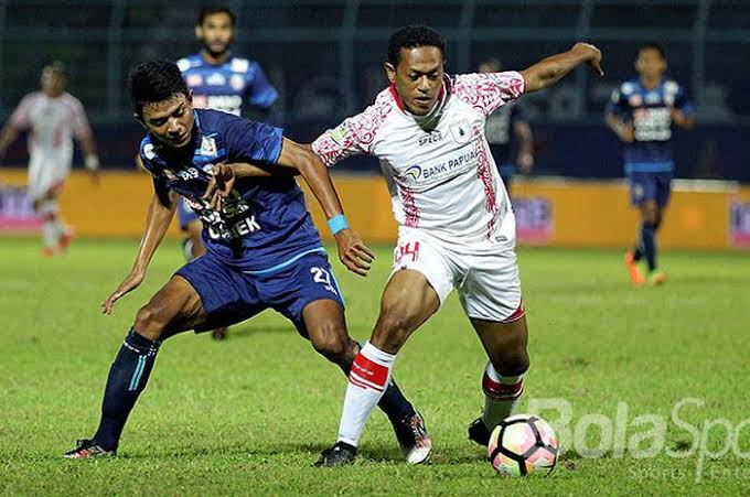 Yohanis Tjoe (kanan) bermain untuk Persipura Jayapura.