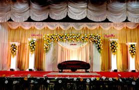 This sensational wedding stage decoration is an excellent way to starting off the list as it teaches us certain lessons when it comes to wedding stage décor. Hindu Wedding Stage Photos