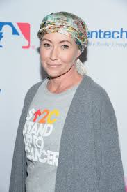 Some people talk about chemo curls, which occur when the hair grows back curlier, more. Shannen Doherty Has A Pixie Cut After Chemotherapy Simplemost