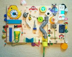 Fabriquer Un Panneau Sensoriel Montessori Pour Occuper Les Petits Enfants Panneaux Sensoriels Tableau Des Activites Des Enfants Activite Pour Tout Petits