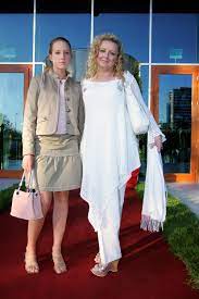 Lara gessler ze swoim tatą piotrem gesslerem. Lara Gessler Kiedys Niesmiala Corka Znanej Mamy Dzis Seksbomba Zdjecia Plejada Pl