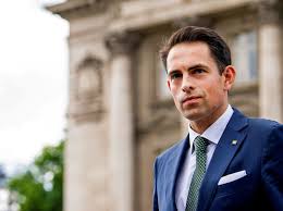 Na vier jaar vinden we het de tijd om de balans op te maken. volgens van grieken heeft hij geen andere keuze dan zijn kritiek via een boek met open brief aan francken te formuleren: Jonge Tom Van Grieken Bracht Hulde Aan Grootse Neonazi Binnenland Hln Be