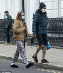The couple have been living through the pandemic together in london, england, where they've been spotted out and about since they were first linked in july 2018. Suki Waterhouse Und Freund Robert Pattinson Geniessen Sie Einen Spaziergang In London Aktuelle Boulevard Nachrichten Und Fotogalerien Zu Stars Sternchen
