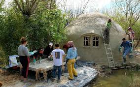 La Kerterre Une Maison Economique Et Ecologique En 2020 Kerterre Maison De Hobbit Maison Ecologique