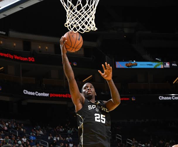 David Jones García hace su debut oficial en la NBA anotando 5 puntos