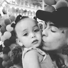 Mc kevin, de 23 anos de idade, chegou a ser socorrido após sua queda. Xad72xpvbwttkm