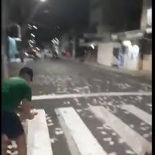 Criciúma esporte clube (cujo acrônimo é cec) é um clube brasileiro de futebol sediado na cidade de criciúma, no estado de santa catarina. Video Pessoas Sao Flagradas Pegando Dinheiro Da Rua Apos Ataque Em Criciuma Nd
