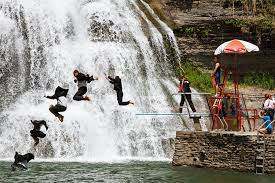 Treman state park campground, a campground near the eastern edge of the park offering a variety of amenities at tent and cabin sites. Robert H Treman State Park Hours Entry Fees Activities And More Info Newyorkupstate Com