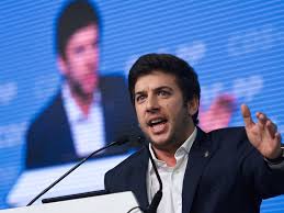 Francisco rodrigues dos santos, que vai ser hoje eleito líder do cds, é advogado, era o mais jovem dos candidatos, e fez um percurso ligado à juventude popular (jp), de que é presidente desde 2015, e é admirador de churchill. Francisco Rodrigues Dos Santos Has The Most Voted Motion And Will Be Elected President Of Cds Pp O Jornal Economico