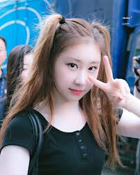 10 Potret Chaeryoung Itzy Idol Menawan Yang Punya Beragam Talenta Selebritas Gadis Korea Gadis Ulzzang