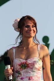 Hun har ledet «skal vi danse», «allsang på grensen» og tidligere også «jakten på kjærligheten» gjennom flere sesonger. Katrine Moholt Allsang Pa Grensen Photo Beyer Photos At Pbase Com