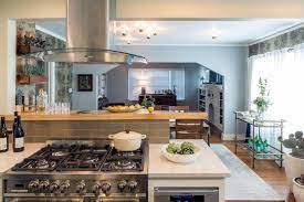 Whether you want inspiration for planning half wall kitchen or are building designer half wall kitchen from scratch, houzz has pictures from the best designers. Half Wall Creates Open Space Connecting Living Room Dining Room And Kitchen Hgtv