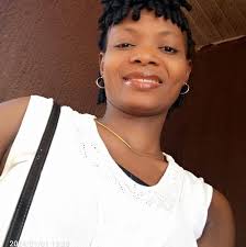 Everyone is enjoying the beautiful mekes by the young girls. Chris Wong  (cousin) now lives in Canada, is handing out little gifts for the girls'  attractive and fasinating performances. Thank you Chris