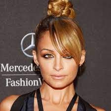Leave the rest of the hair loose and flowy with perhaps a little hair spray and serum to prevent them from getting frizzy and entangled. 10 Cool And Easy Buns That Work For Short Hair
