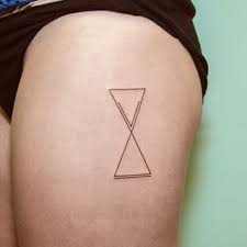 Image Result For Minimalist Hourglass Tattoo In 2020 Sanduhr Tattoo Symbolische Tatowierungen Sanduhr Tattoo Klein