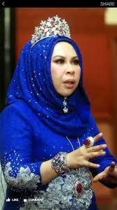 Lahir 24 oktober 1971) ialah seorang usahawan malaysia yang berasal dari kelantan.beliau telah menerima darjah sri sultan ahmad shah pahang (ssap) yang membawa gelaran datuk seri yang dianugerahkan oleh tengku mahkota pahang ketika itu, tengku abdullah sultan ahmad shah, pada 25. Dato Sri Dr Vida And Her Beautiful Crown Tiaras And Crowns Beautiful Tiara