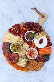 Mardefiesta Como Preparar Una Tabla De Quesos Y Embutidos Perfecta En 2020 Bandejas De Comida Carnes Frias Y Quesos Tabla De Quesos Y Carnes Frias