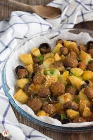 Funghi e patate al forno una ricetta facile, gustosa, saporita e perfetta per l'autunno con un piccolo segreto che li renderà speciali. Patate E Funghi Al Forno Gratinati Contorno Con Trucco Di Cottura